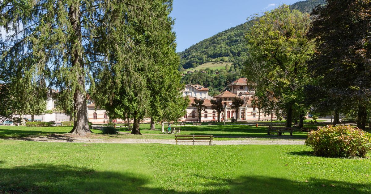 Parc arboré face à l’Hôtel Source du Parc à Allevard