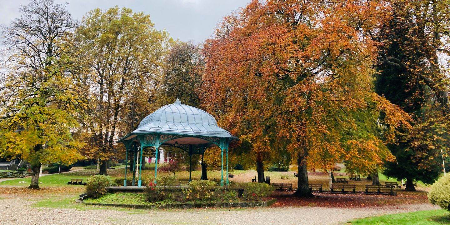 Parc arboré autour de l’Hôtel Source du Parc à Allevard