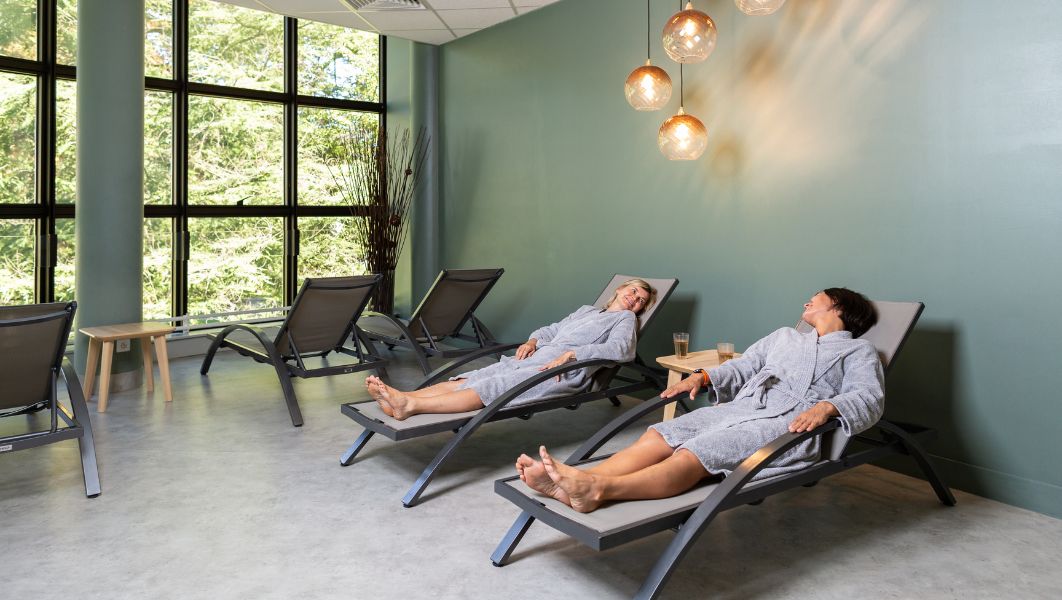 Espace de repos intérieur après les soins de bien-être