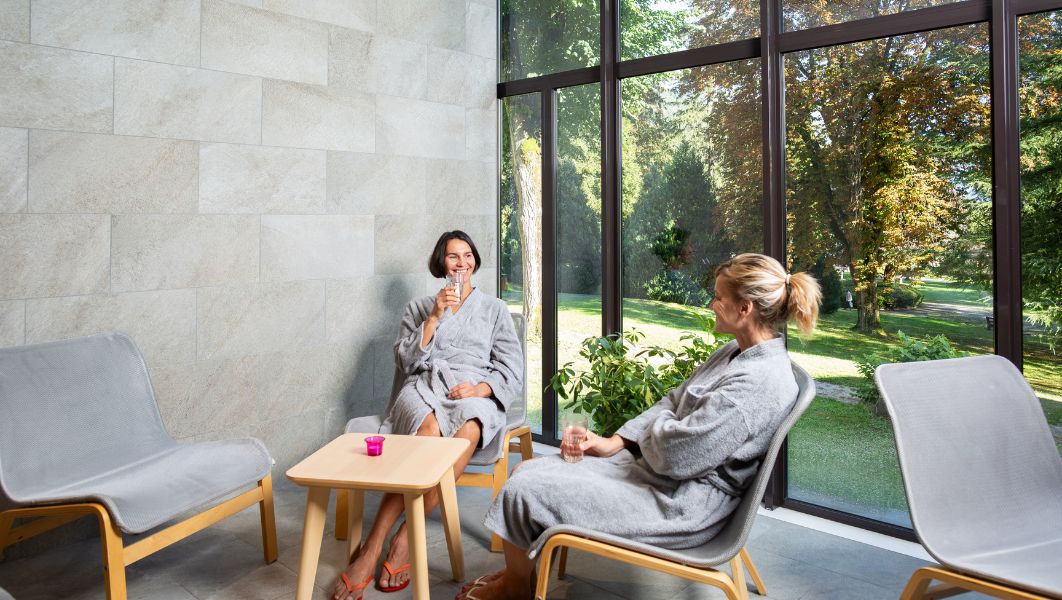 Moment de détente avec vue sur le parc après une séance bien-être