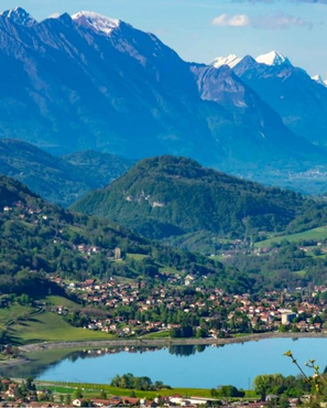 Vue sur le lac d’Allevard et les montagnes environnantes