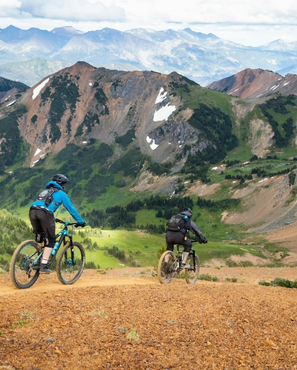 Vue sur le lac d’Allevard et les montagnes environnantes