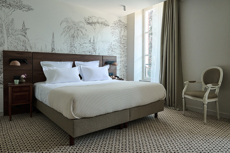 Chambre confortable de l’Hôtel Le Parc avec lumière naturelle