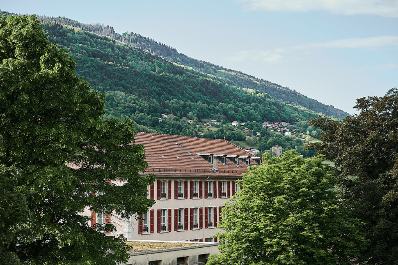 Parc verdoyant d’Allevard face au Parc Hôtel en été