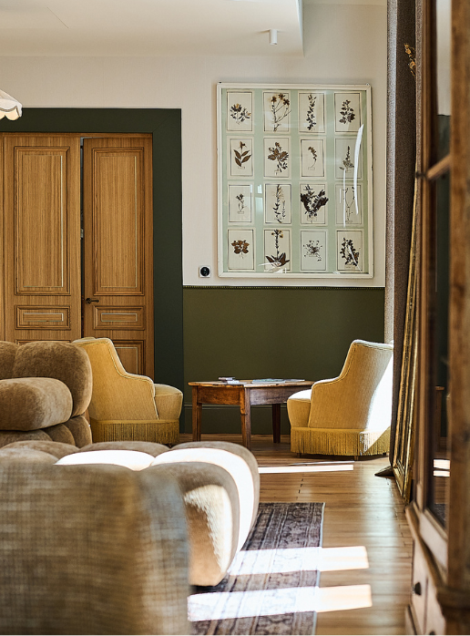 Salon accueillant de l’Hôtel Le Parc à Allevard