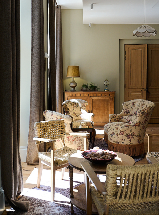 Salon accueillant de l’Hôtel Le Parc à Allevard