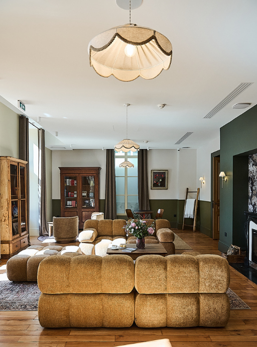 Salon accueillant de l’Hôtel Le Parc à Allevard