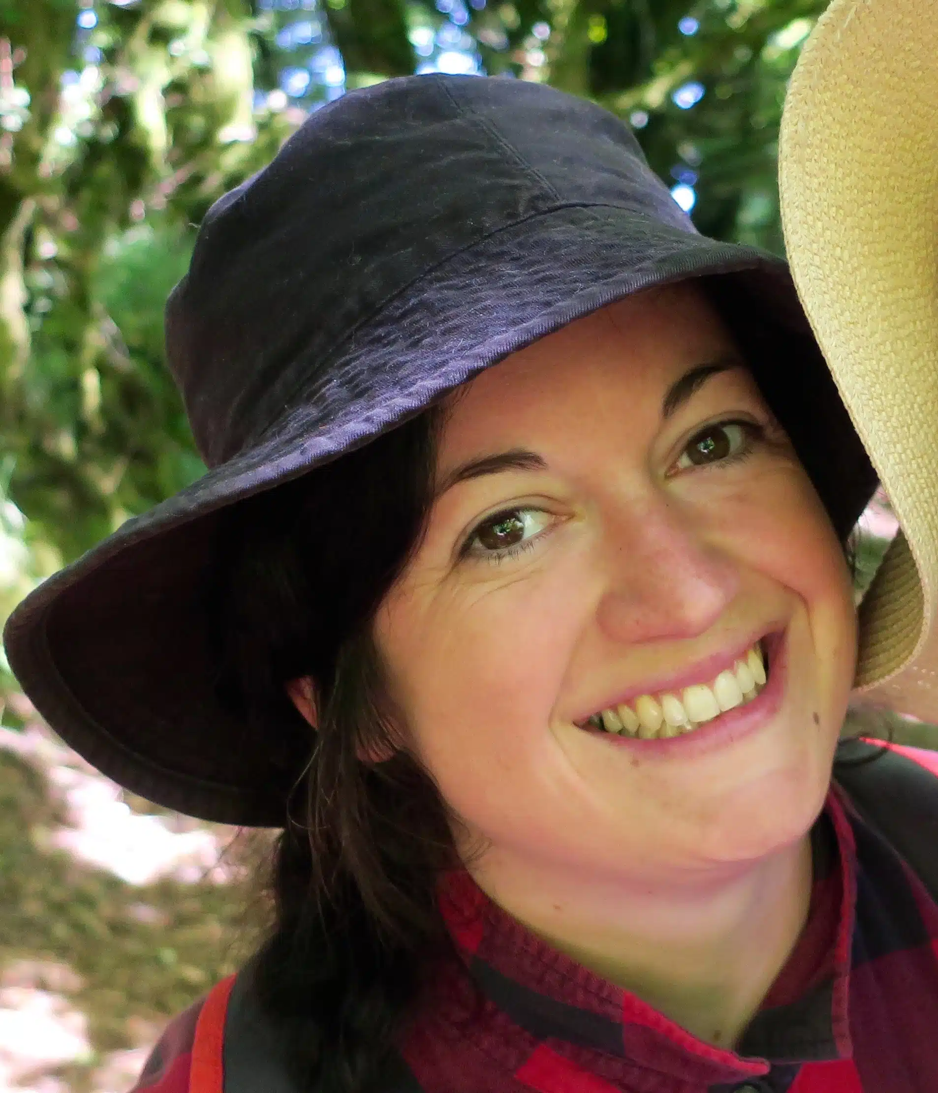 Photo portrait d'Erika Jambou souriante et portant un chapeau noir