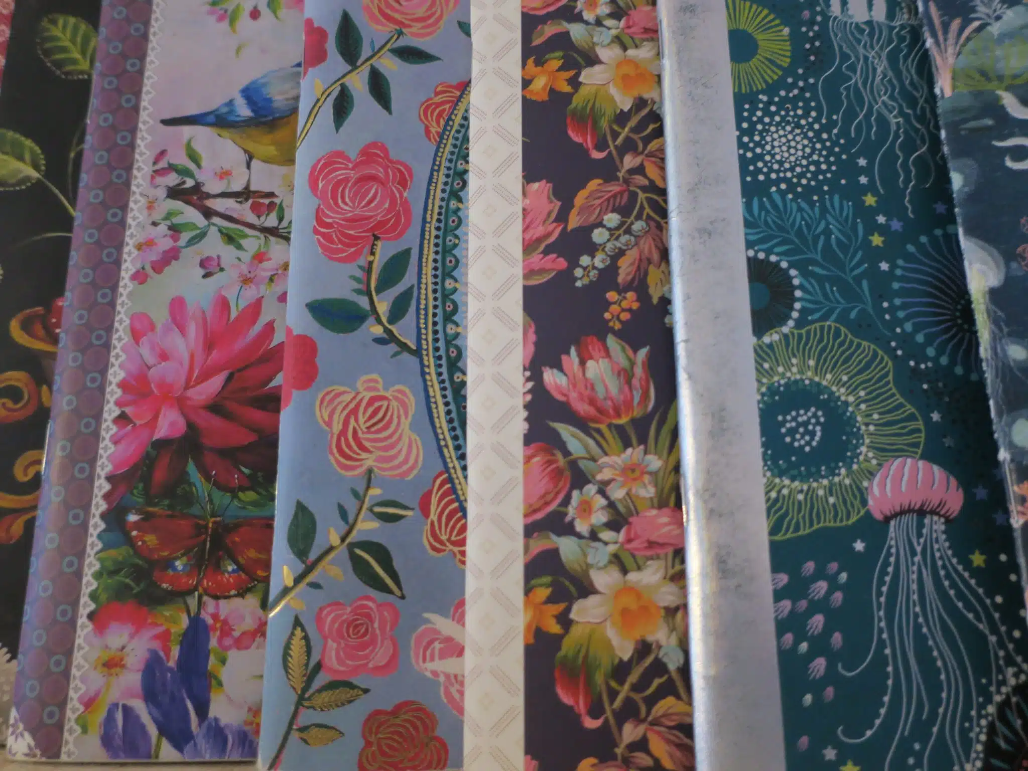 Sélection de toiles aux motifs floraux et artistiques utilisés en décoration dans le cabinet d’hypnose d’Erika Jambou à Landerneau.