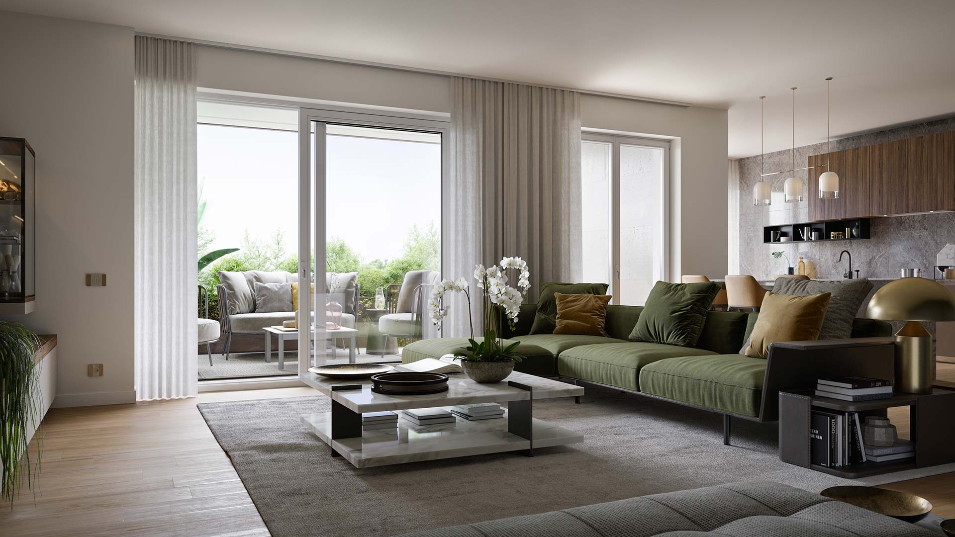 Soggiorno moderno con divano verde, tavolino basso con fiori bianchi, ampie finestre e vista su terrazza con sedute esterne.