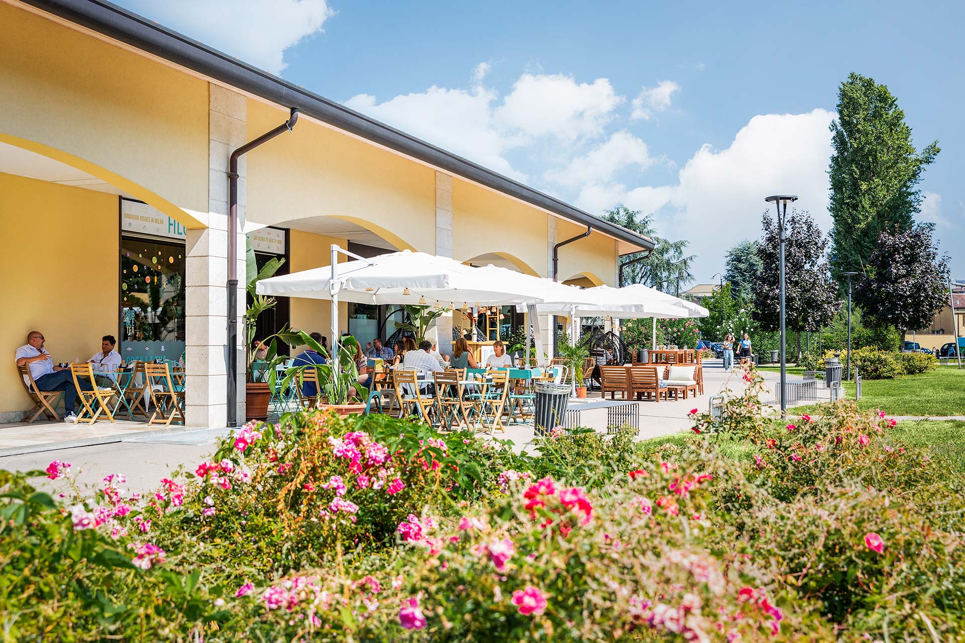 Facciata contemporanea Residenze Fellini con ampi balconi e verde