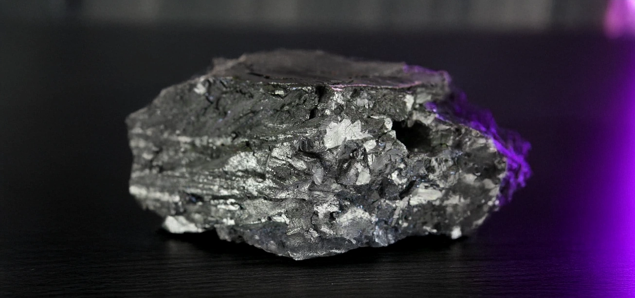 Photo of beryllium on a purple background