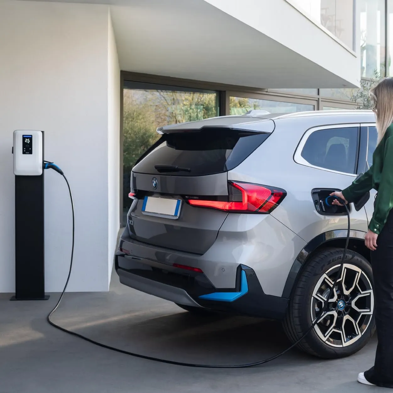 Photo d'un SUV BMW en cours de charge, branché sur la borne Daze Home T installé par Khematec à Toulouse.