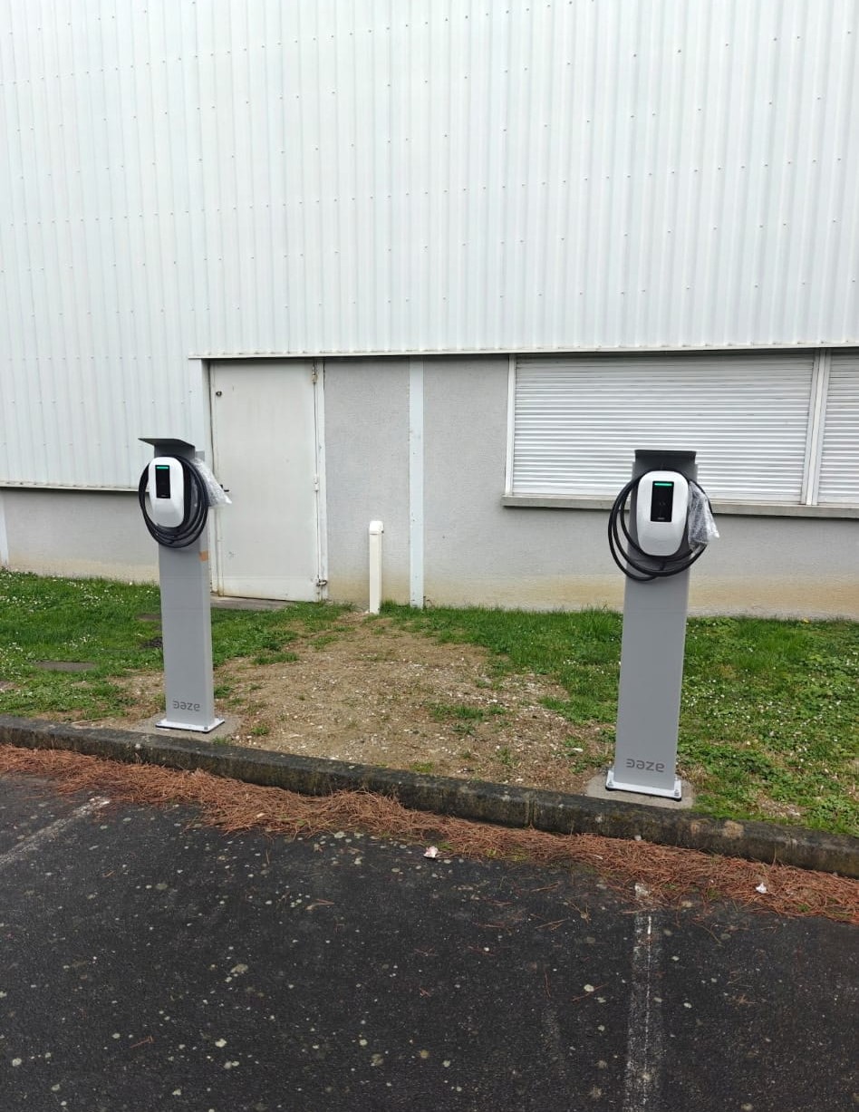 Photo de Ronmell, gérant de Khematec Solutions, à coté d'une borne V2C qu'il vient tout juste d'installer à Colomiers.