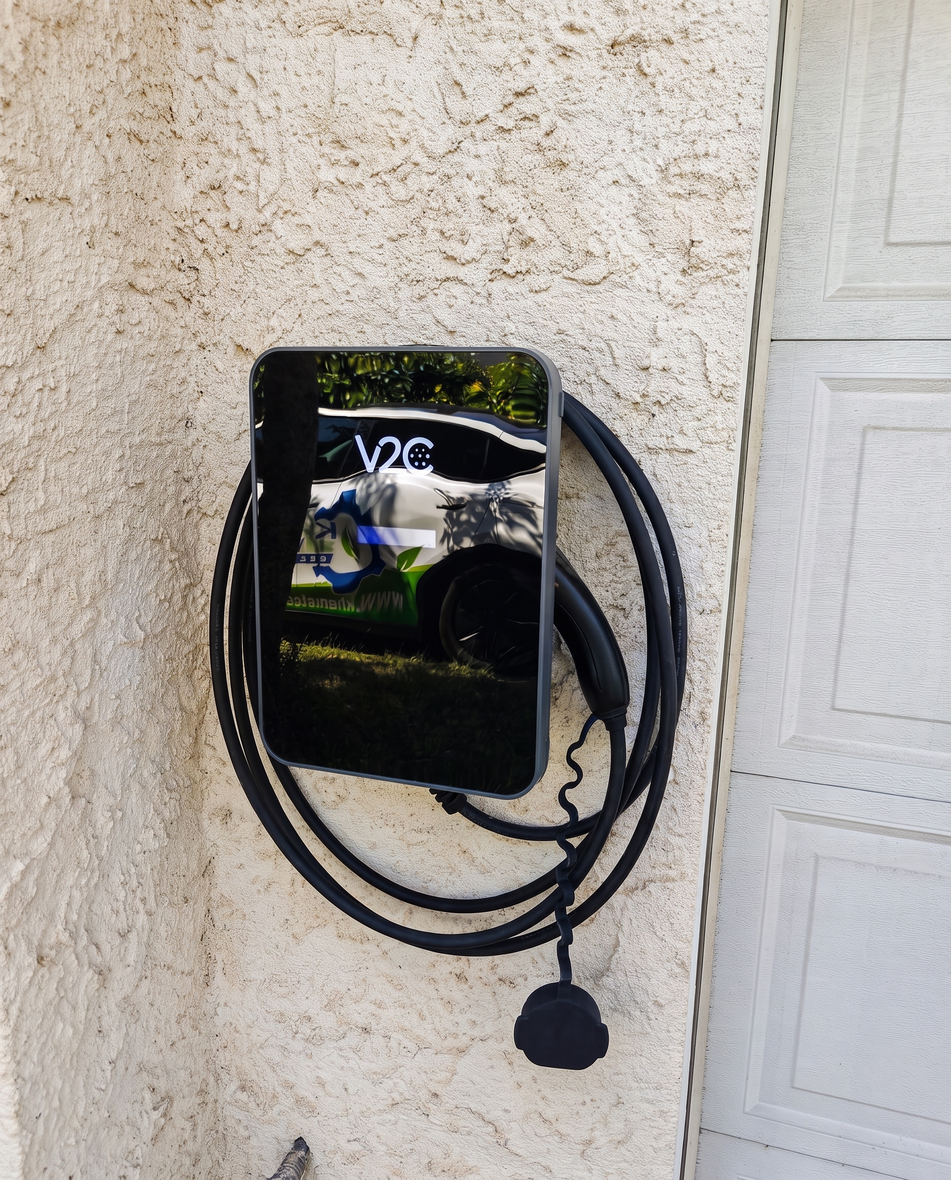 Installation de borne de recharge à Mauvaisin par Khematec Solutions, boîtier mural design sur façade en crépi clair.