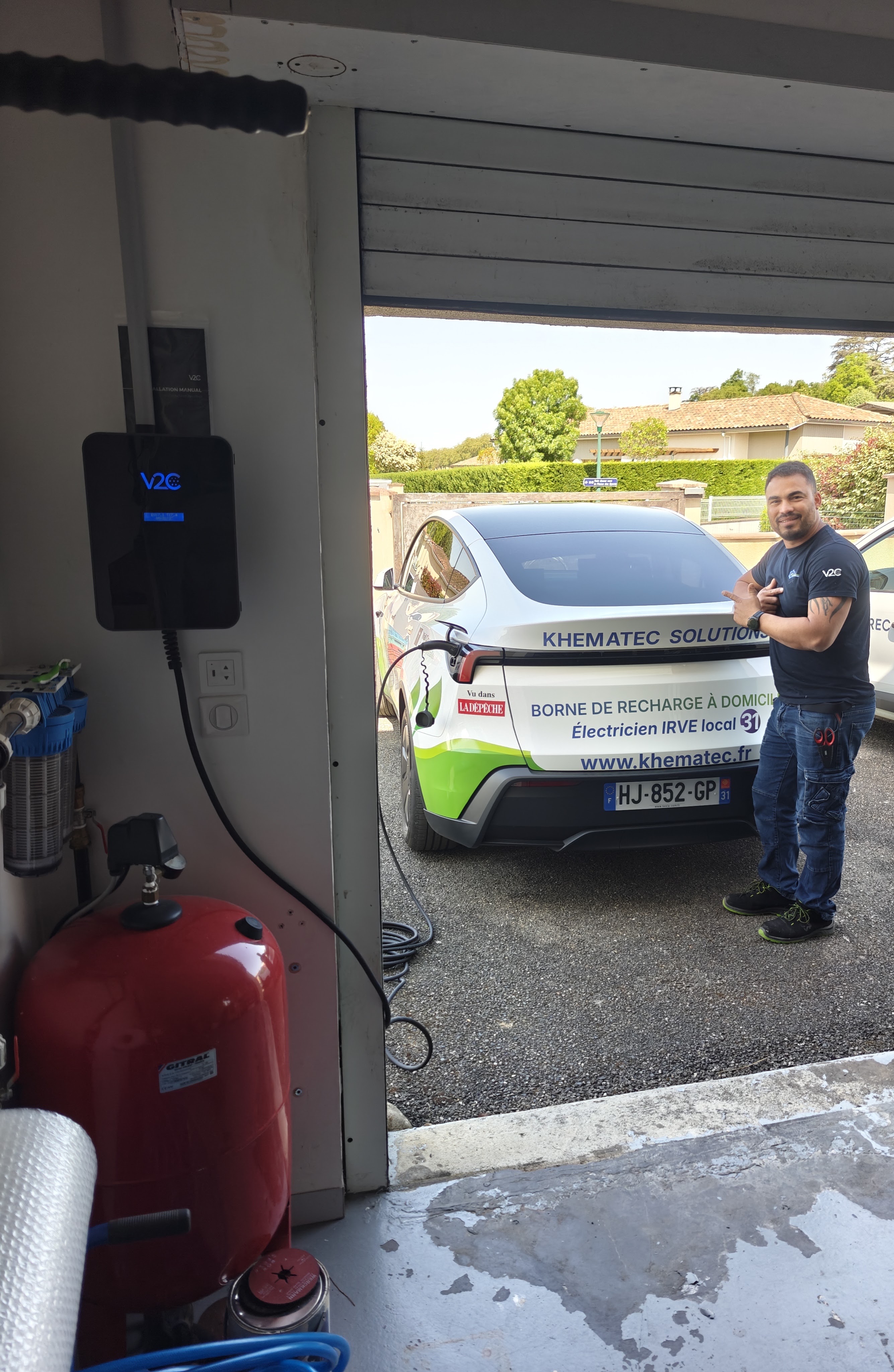 Installation de borne de recharge à Toutens par Khematec Solutions d'une borne murale noire dans un garage.