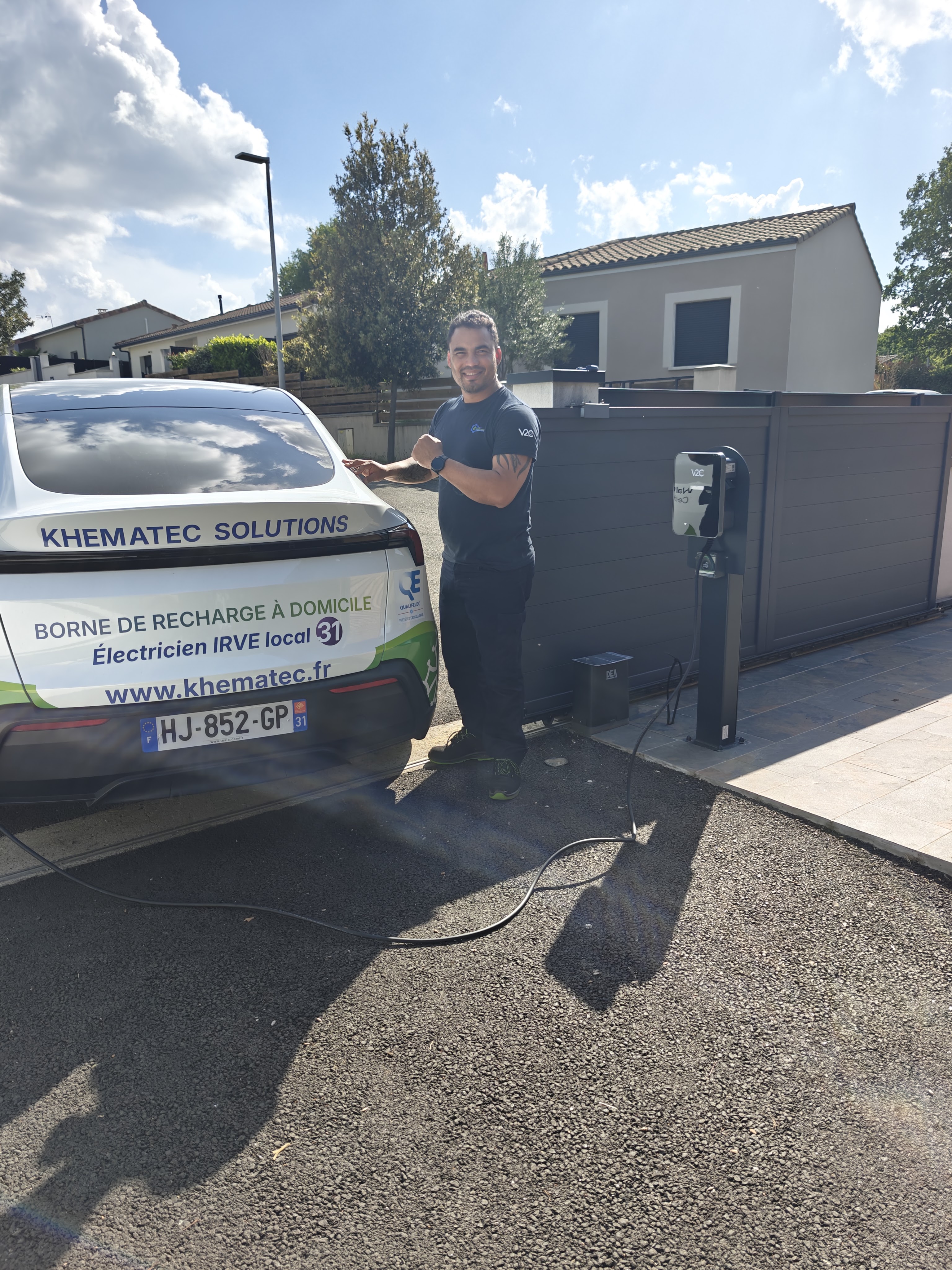 Installation de borne de recharge à Tournefeuille par Khematec Solutions, artisan devant une borne sur pied.