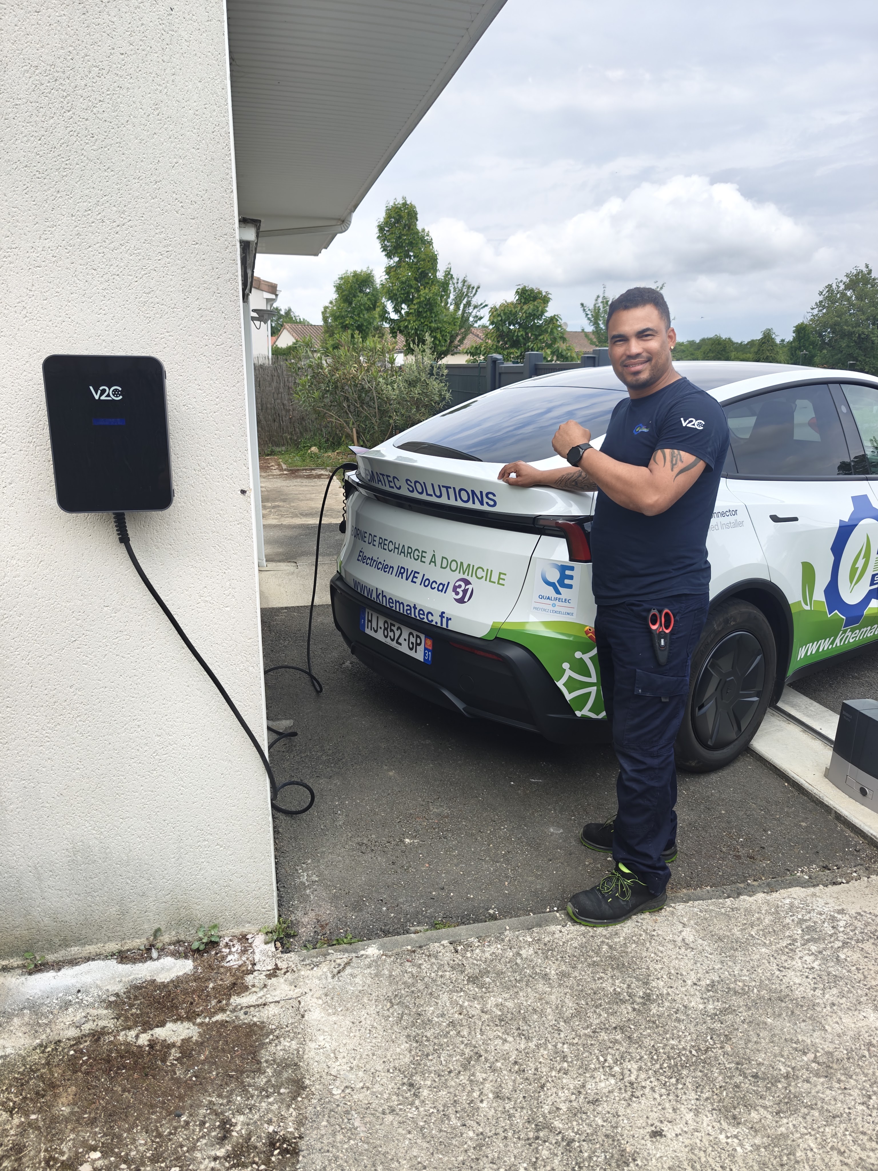Installation de borne de recharge à Saint-Jean par Khematec Solutions, artisan devant une borne murale noire.