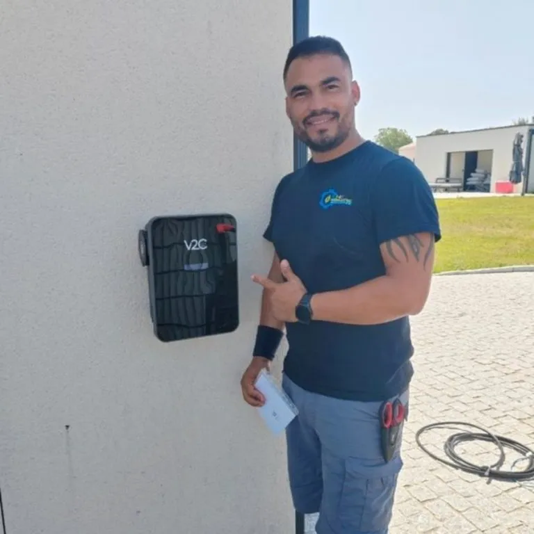 Installation de borne de recharge à Blagnac par Khematec Solutions, artisan présentant une borne de recharge murale noire.