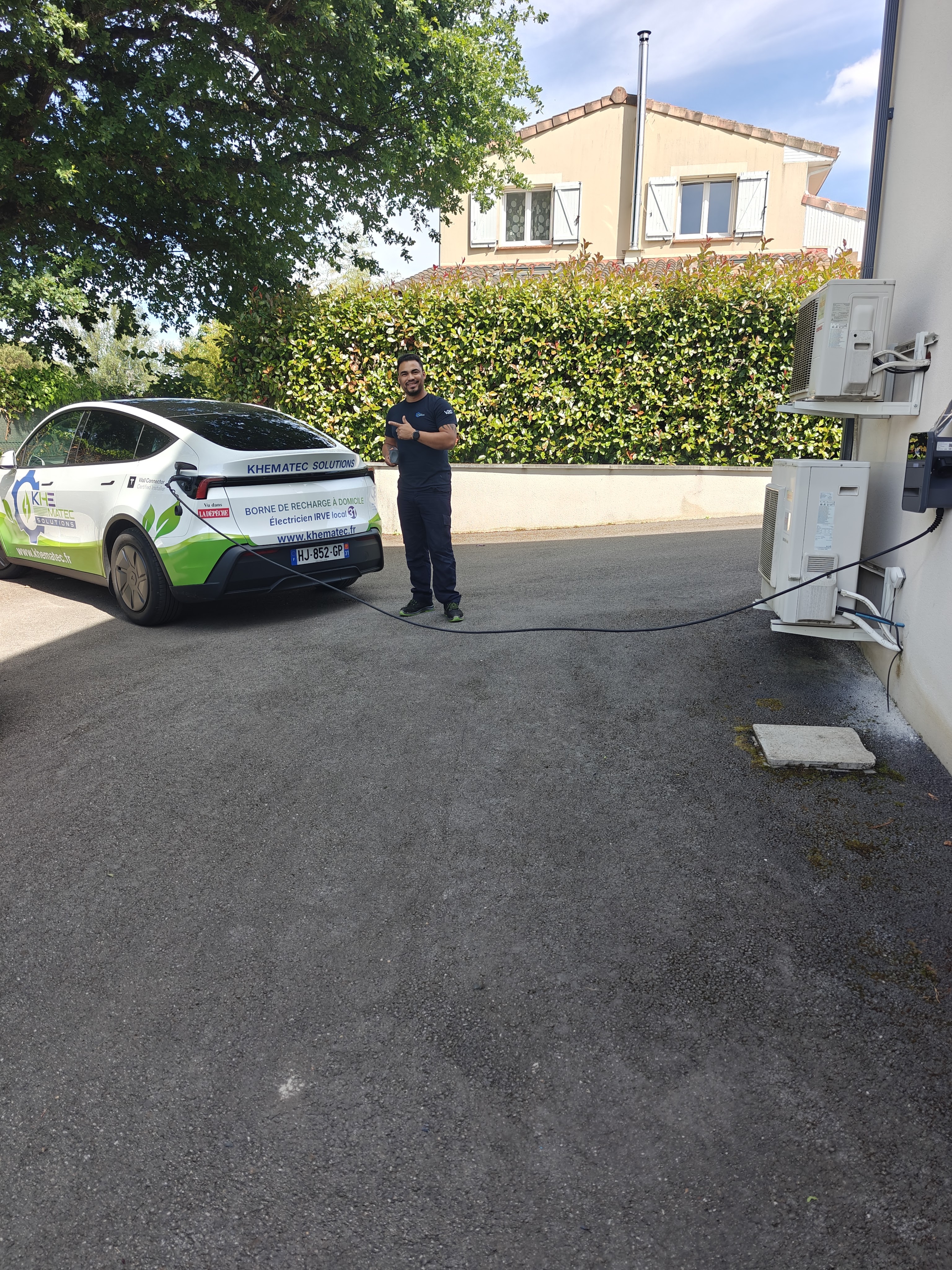 Installation de borne de recharge à Launaguet par Khematec Solutions avec borne murale et véhicule.