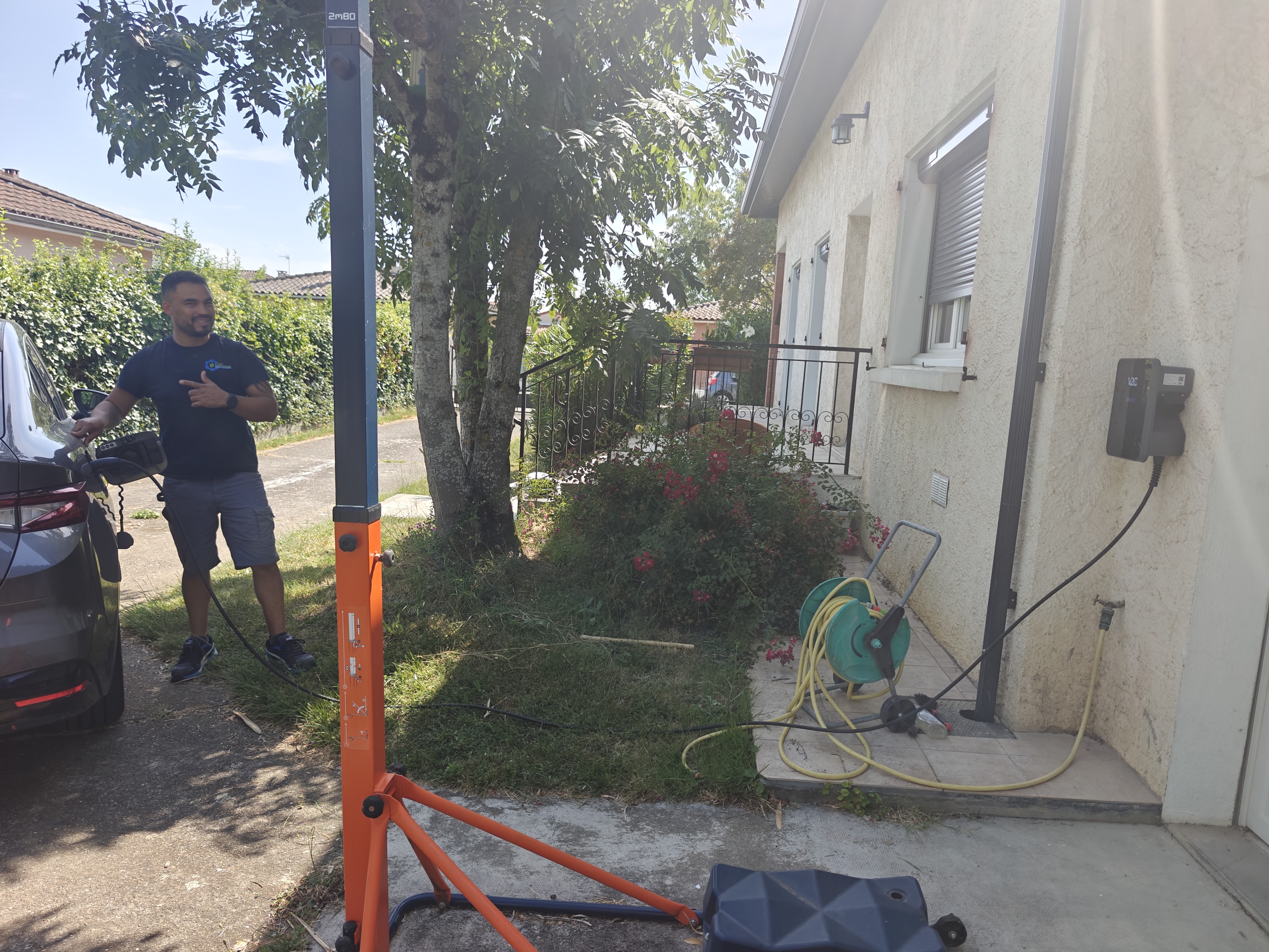 Installation de borne de recharge à Ramonville-Saint-Agne par Khematec Solutions d'une borne murale.