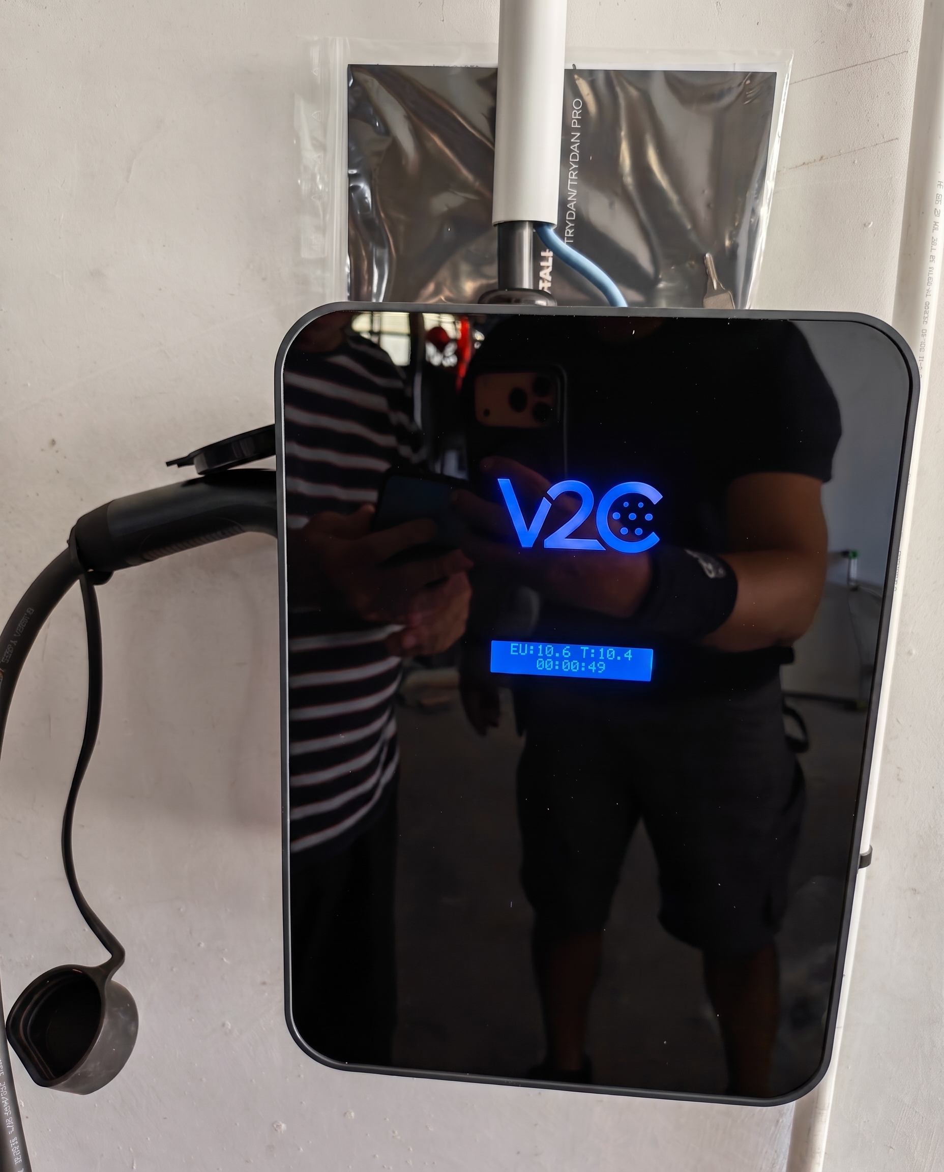 {"alt": "Installation de borne de recharge à Labège par Khematec Solutions : borne murale noire au design épuré et