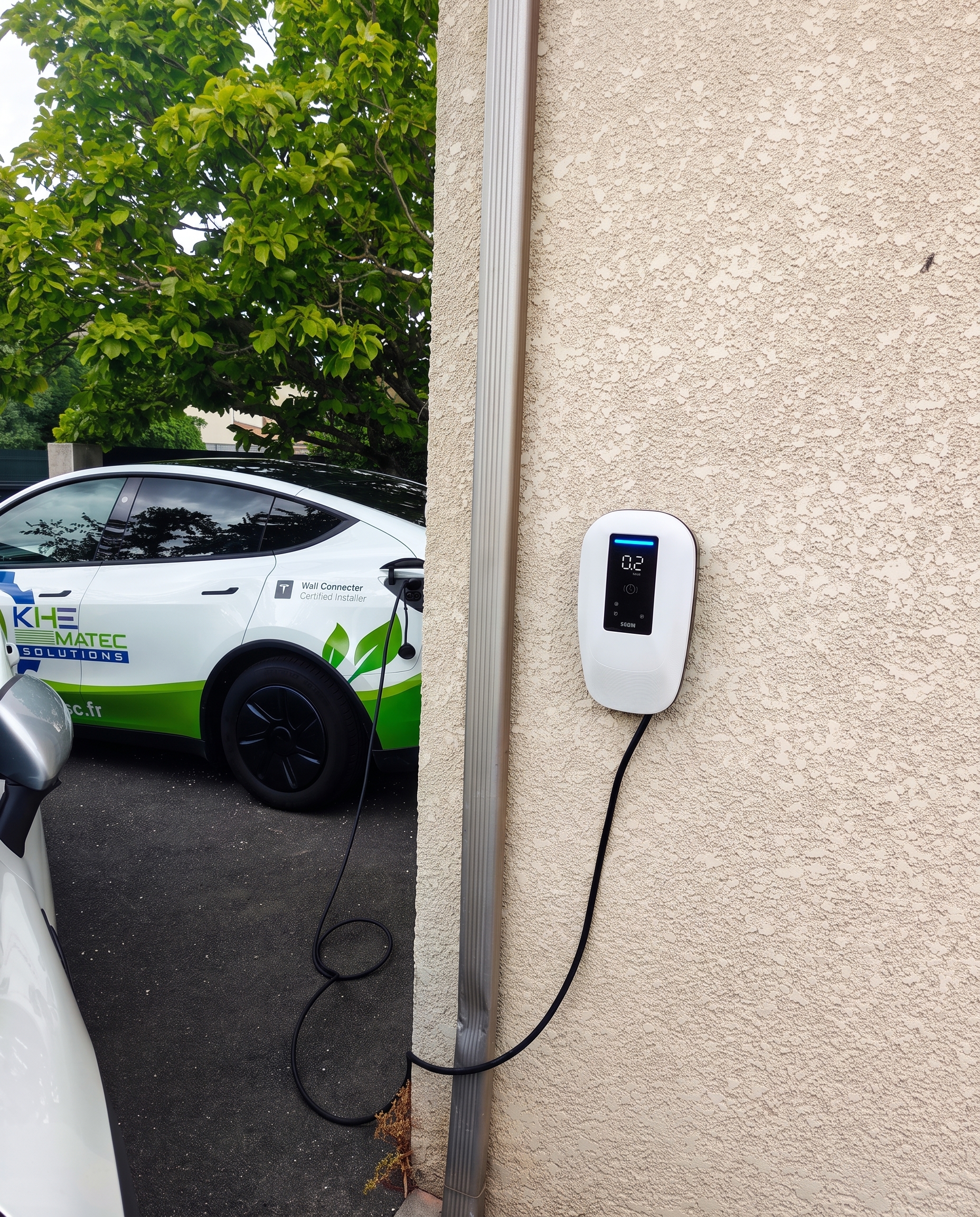 Installation de borne de recharge à Toutens par Khematec Solutions, avec borne murale et véhicule blanc en charge.