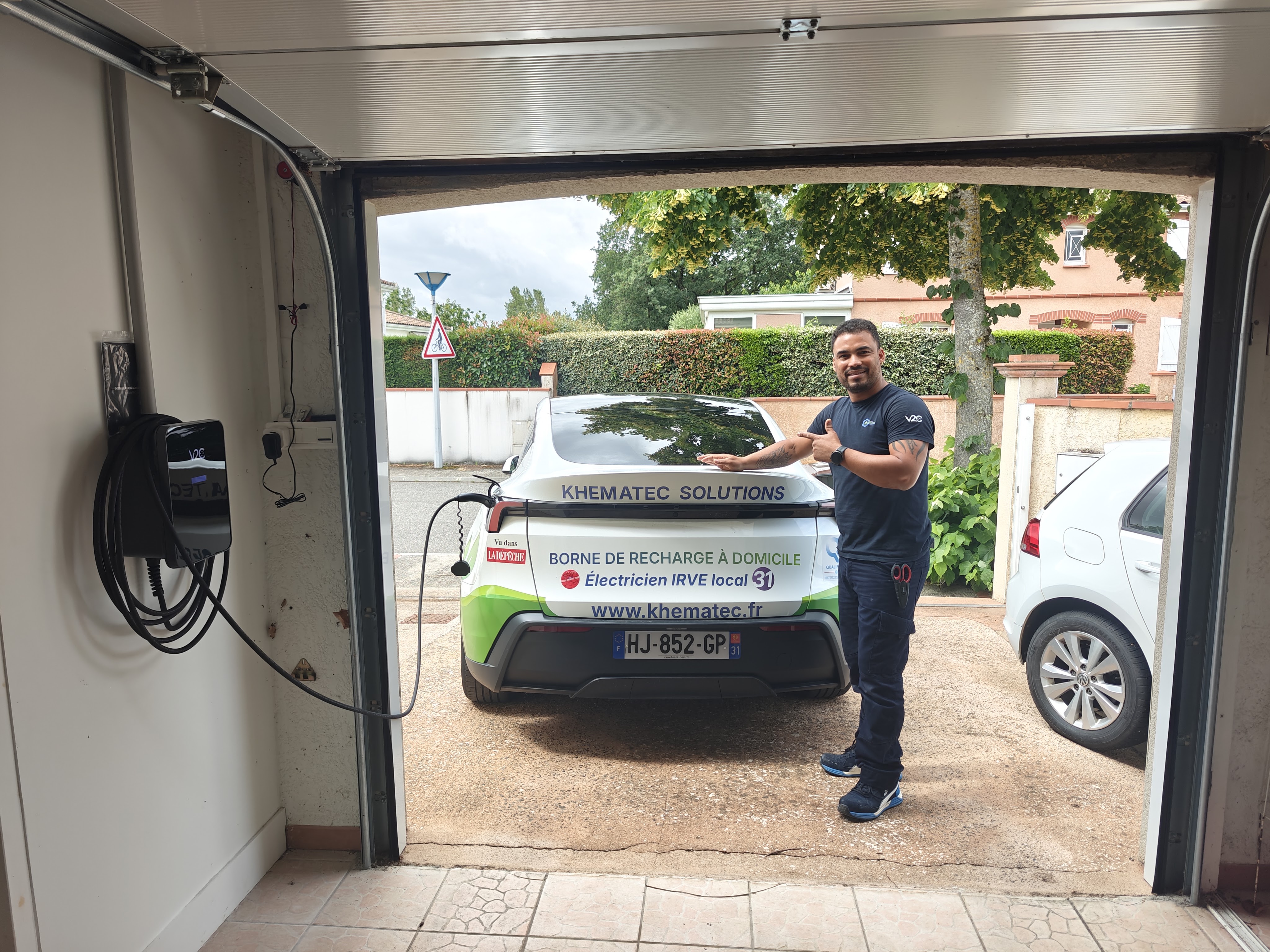 Installation de borne de recharge à Toulouse par Khematec Solutions avec une borne de recharge murale noire en garage.