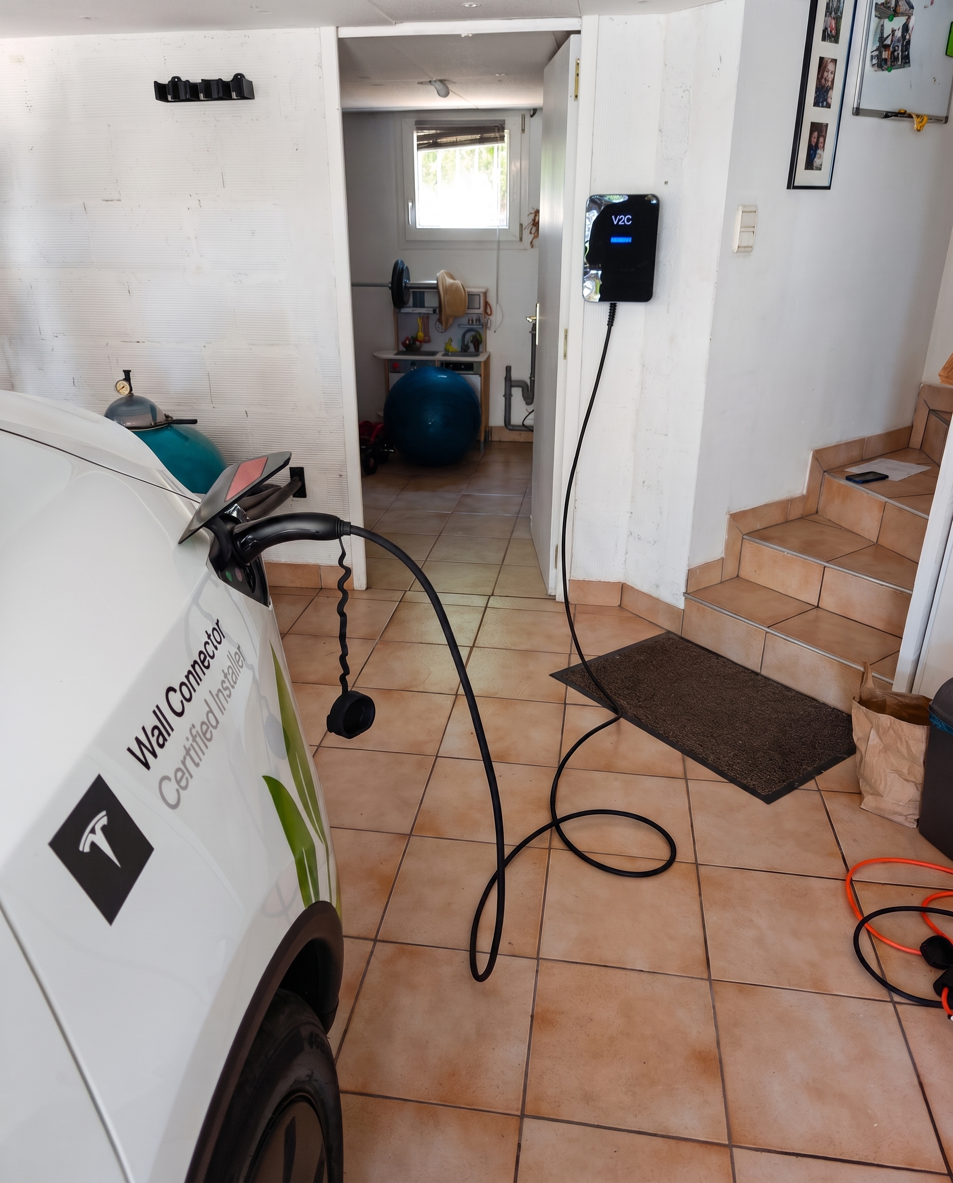 Installation de borne de recharge à Aucamville d'une borne de recharge murale par Khematec Solutions sur un mur beige.