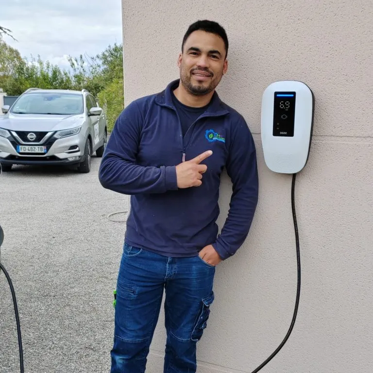 Ronmell de Khematec Solutions devant son installation de borne de recharge à Pin-Balma murale.