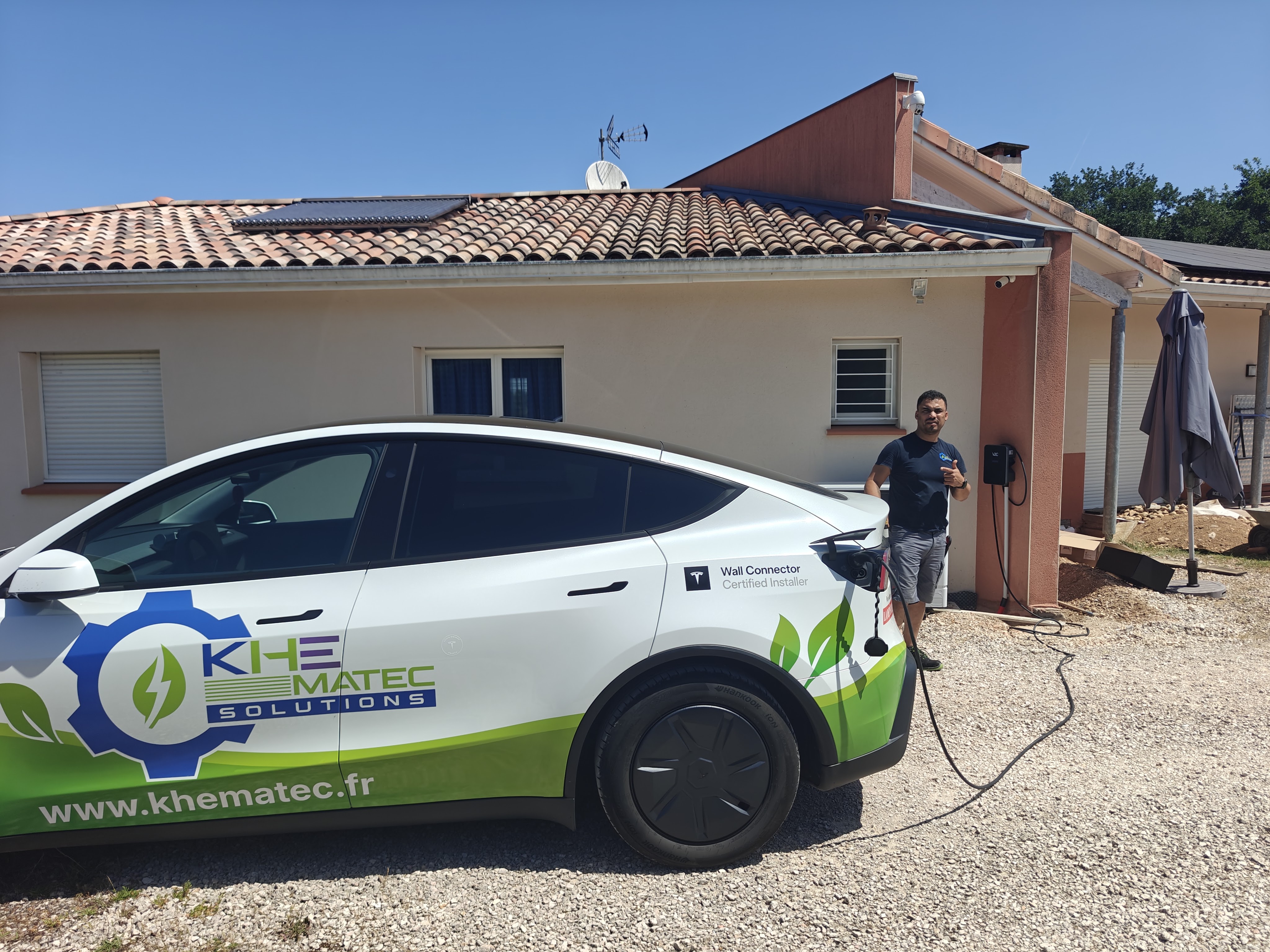 Installation de borne de recharge à Pin-Balma par Khematec Solutions avec une borne murale noire au design épuré.