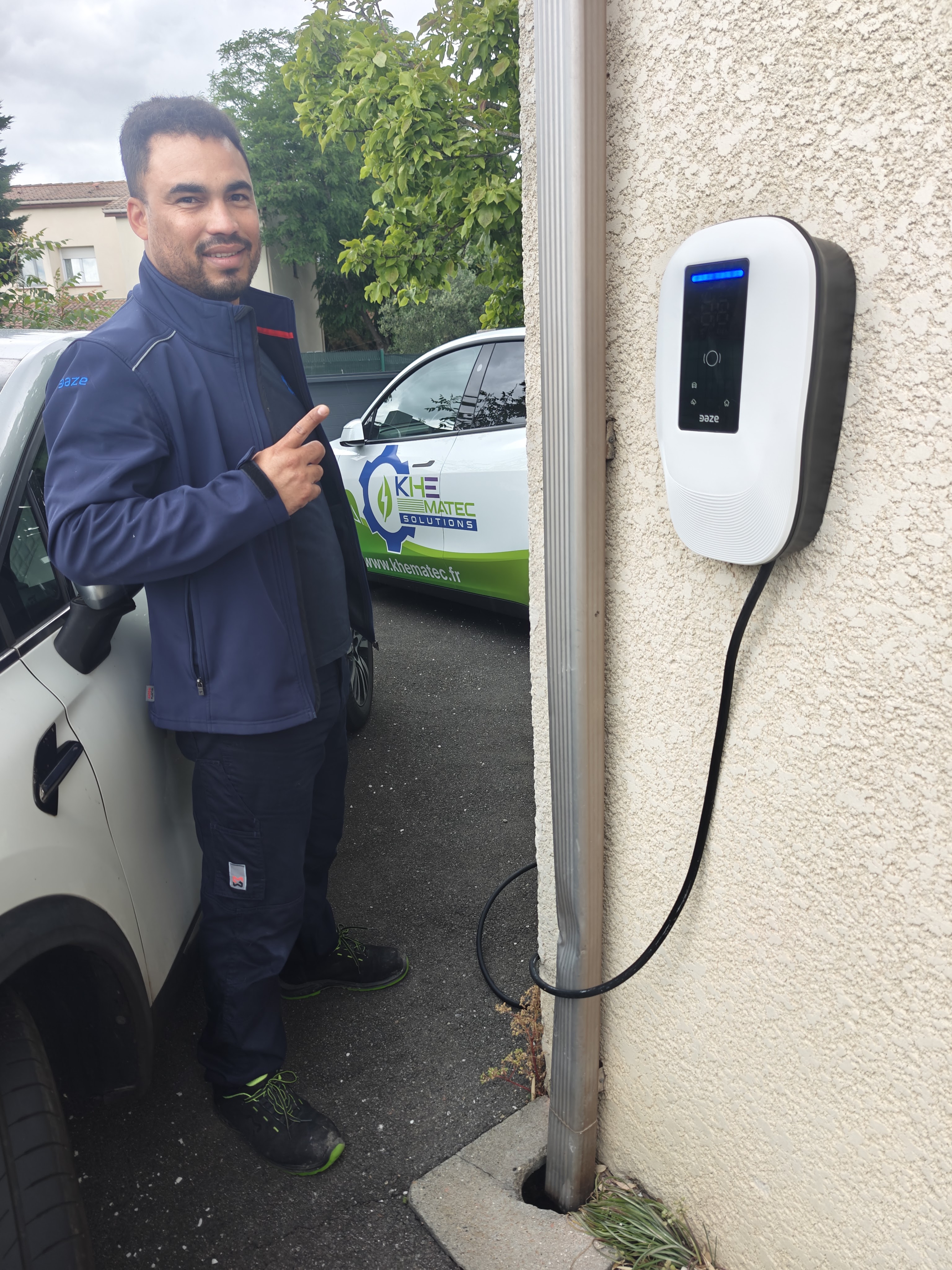 Expert Khematec Solutions devant l'installation de borne de recharge à Ramonville-Saint-Agne d'une borne V2C.