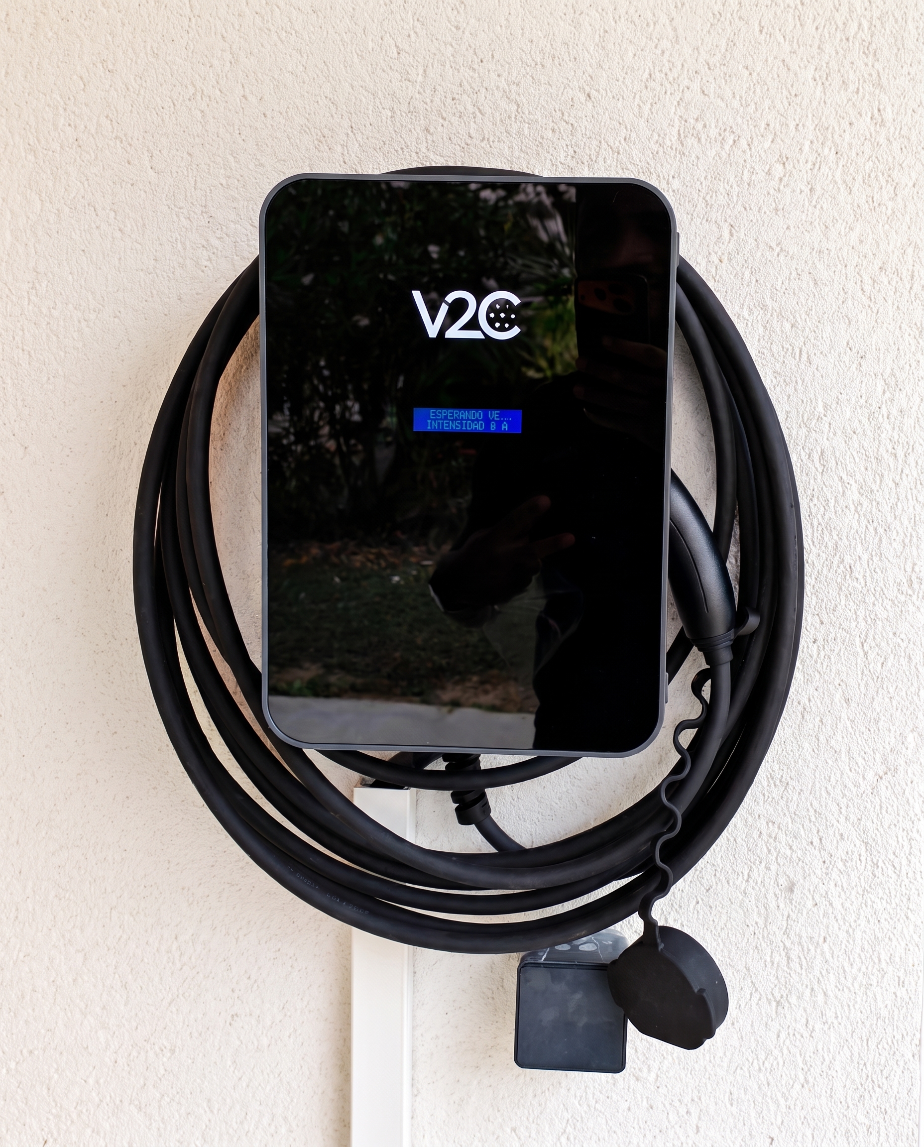 Installation de borne de recharge à Pechbusque par Khematec Solutions d'une borne murale noire avec câble.