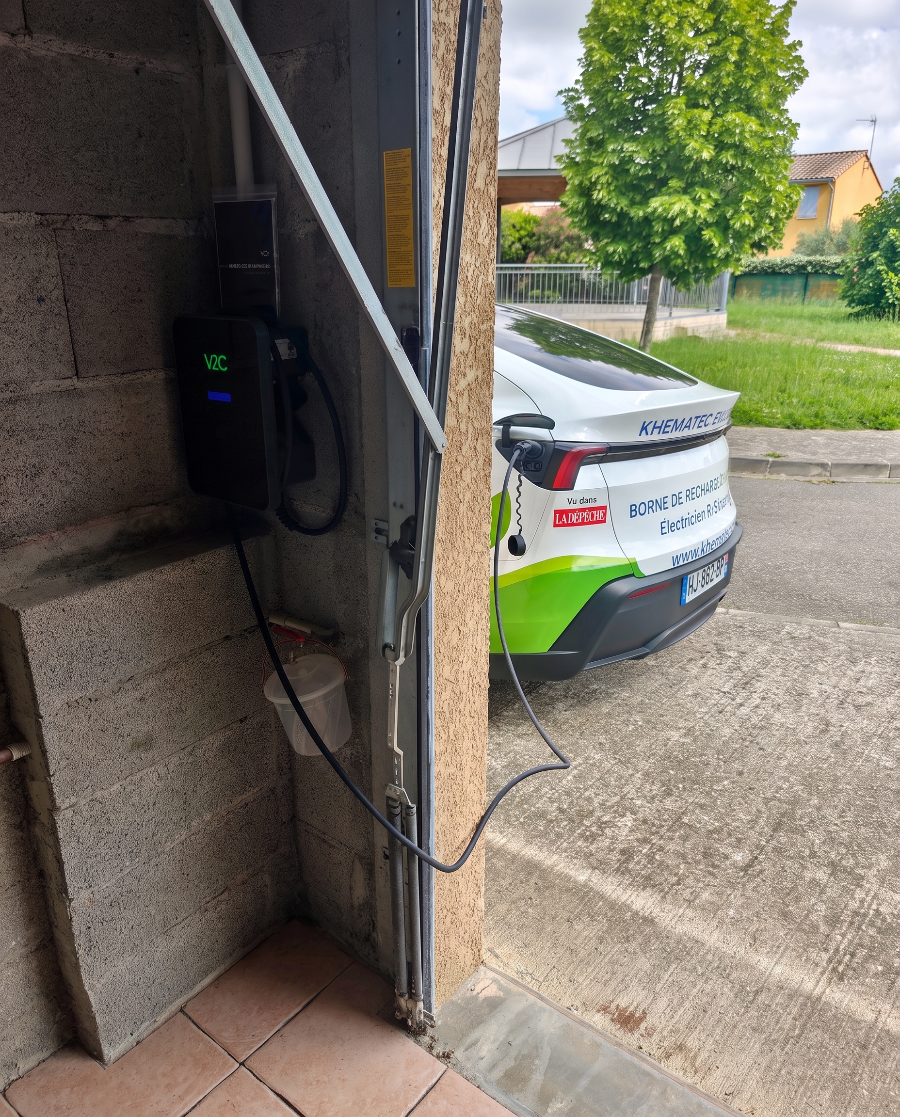 Borne V2C Trydan noire par Khematec Solutions pour une installation de borne de recharge à Montrabé.
