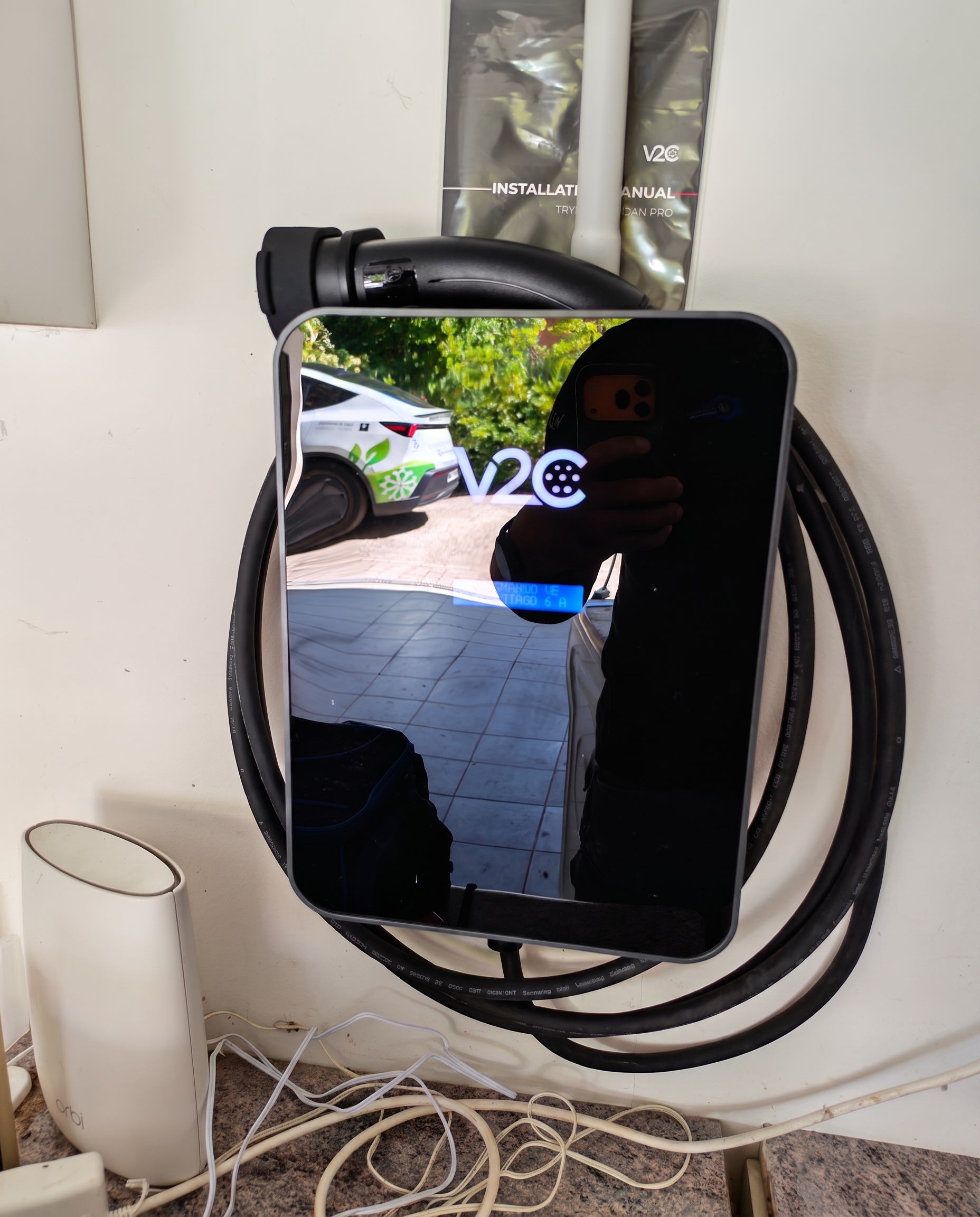 Installation de borne de recharge à Pechbusque par Khematec Solutions d'une borne murale noire avec câble.