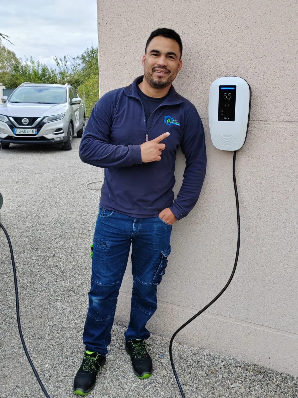 Installation de borne de recharge à Balma d'une borne V2C par Khematec Solutions, artisan posant devant le boîtier mural.