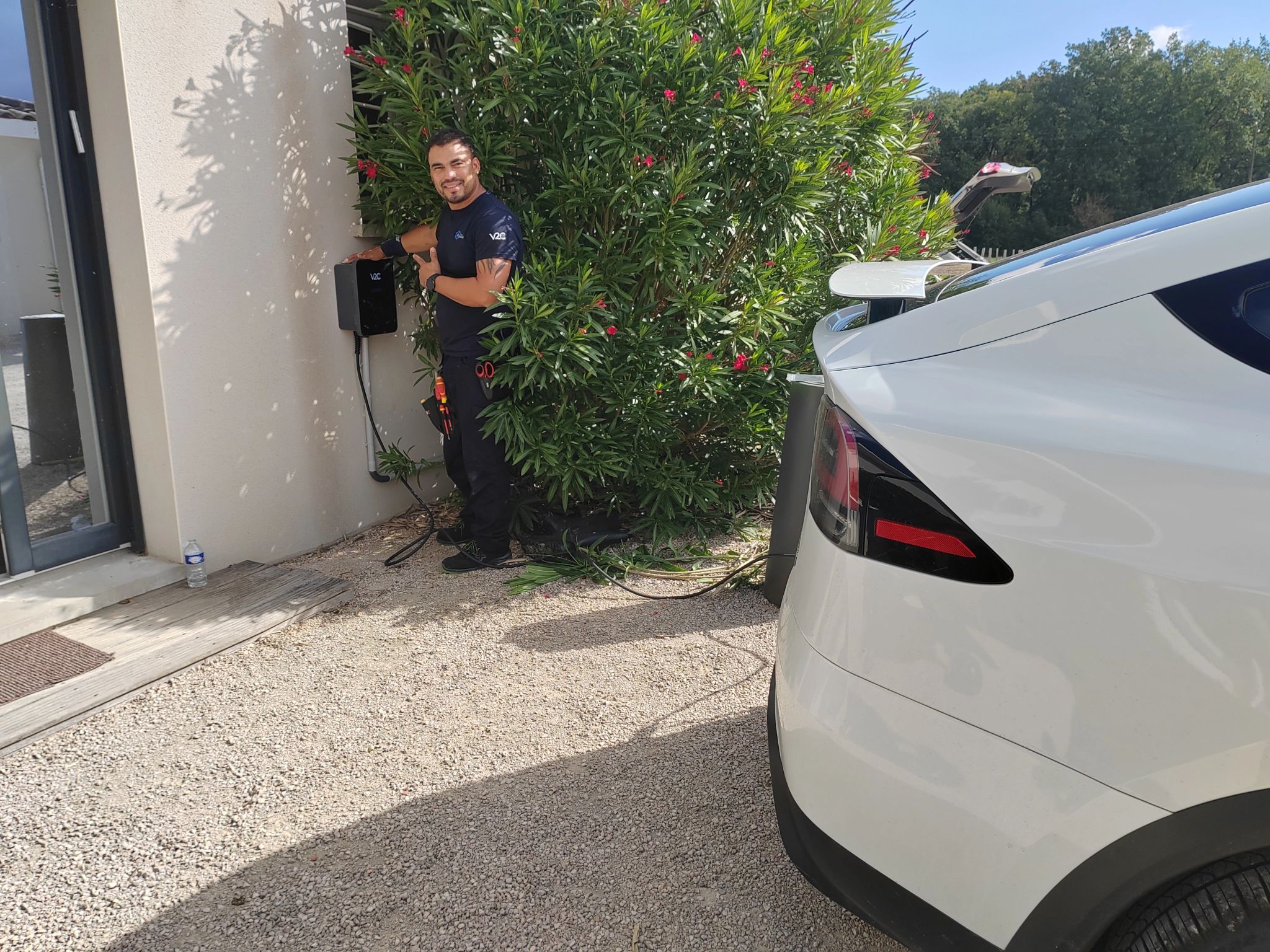 {"alt": "Installation de borne de recharge à Quint-Fonsegrives par Khematec Solutions, artisan posant près d