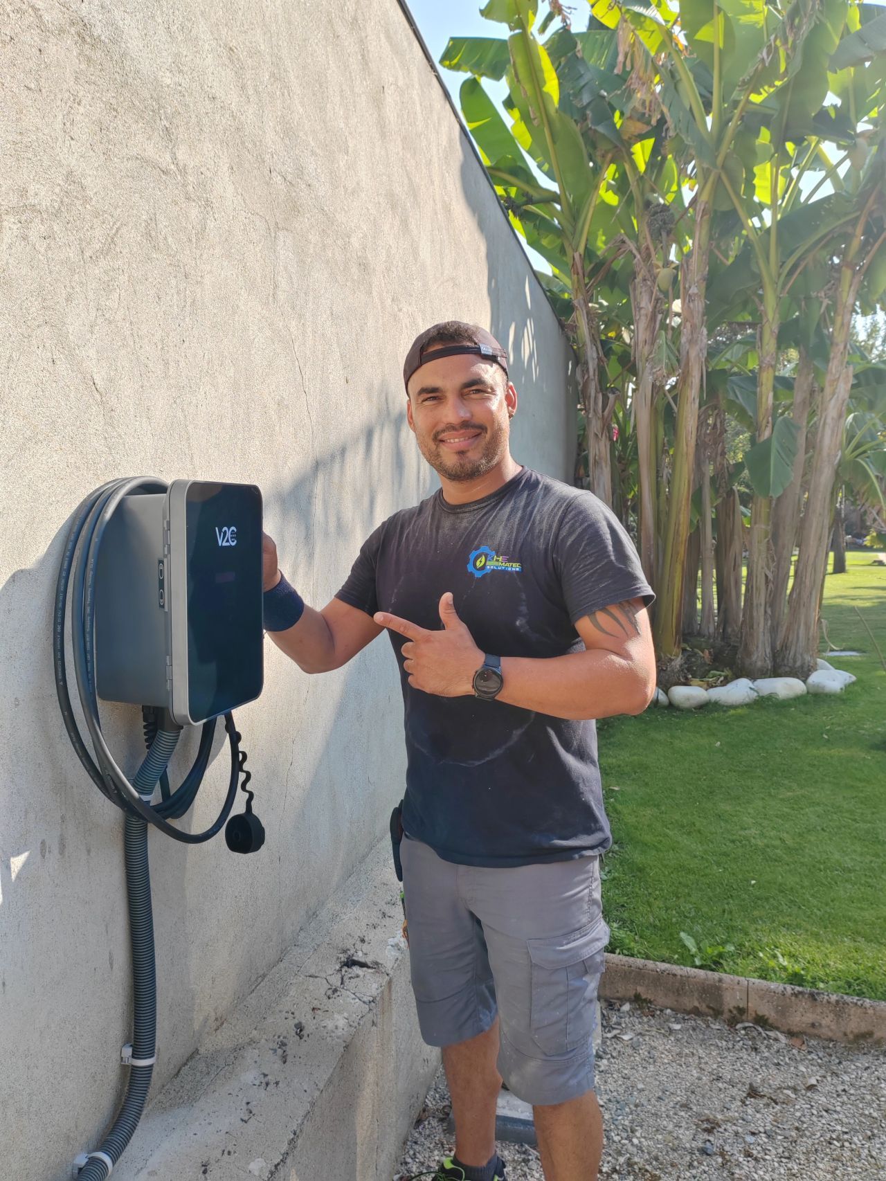 Installation de borne de recharge à Blagnac d'une borne V2C murale par Ronmell de Khematec Solutions.