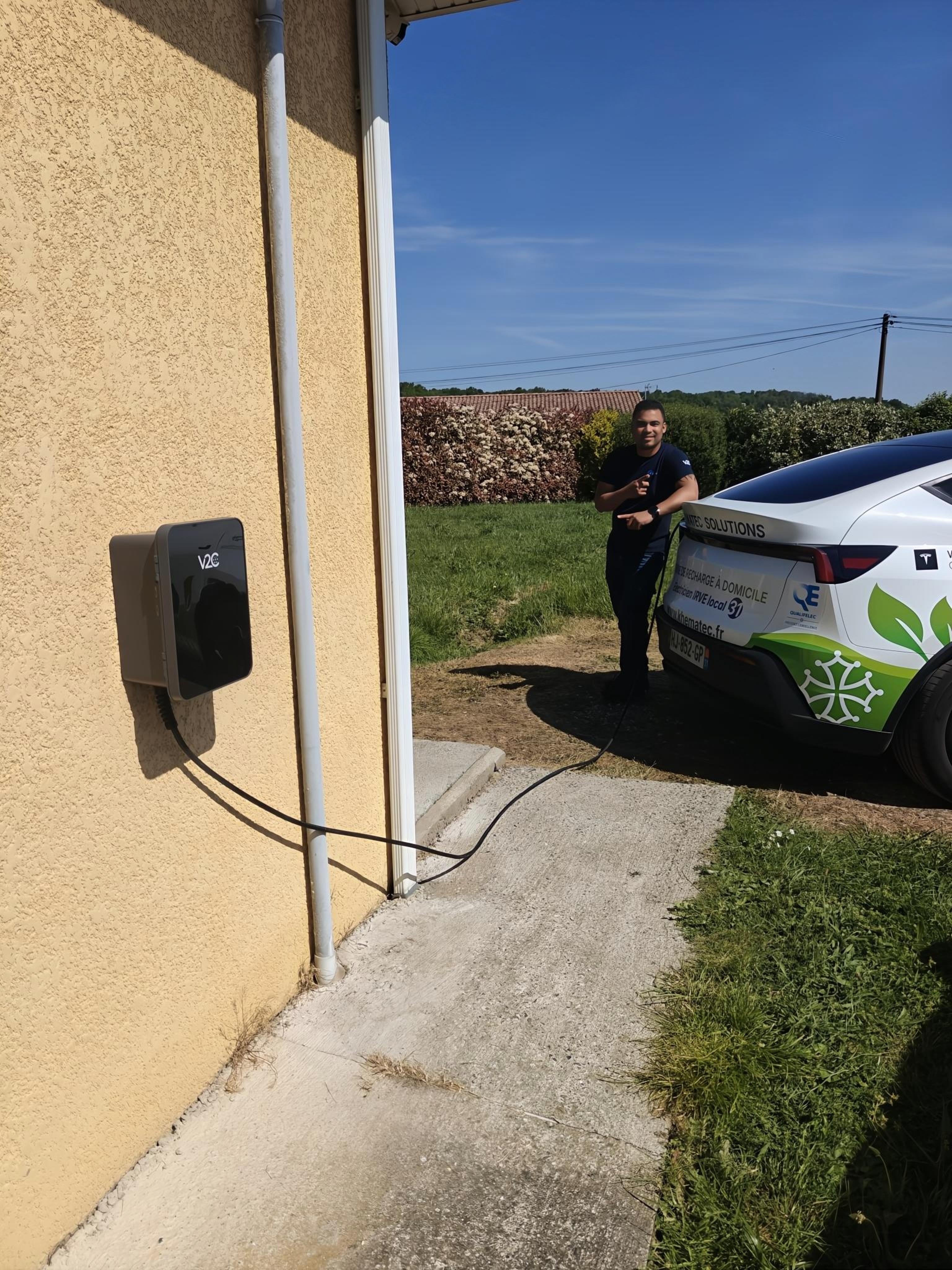 Borne V2C sur paroi en bois pour une installation de borne de recharge à Pin-Balma par Khematec Solutions.