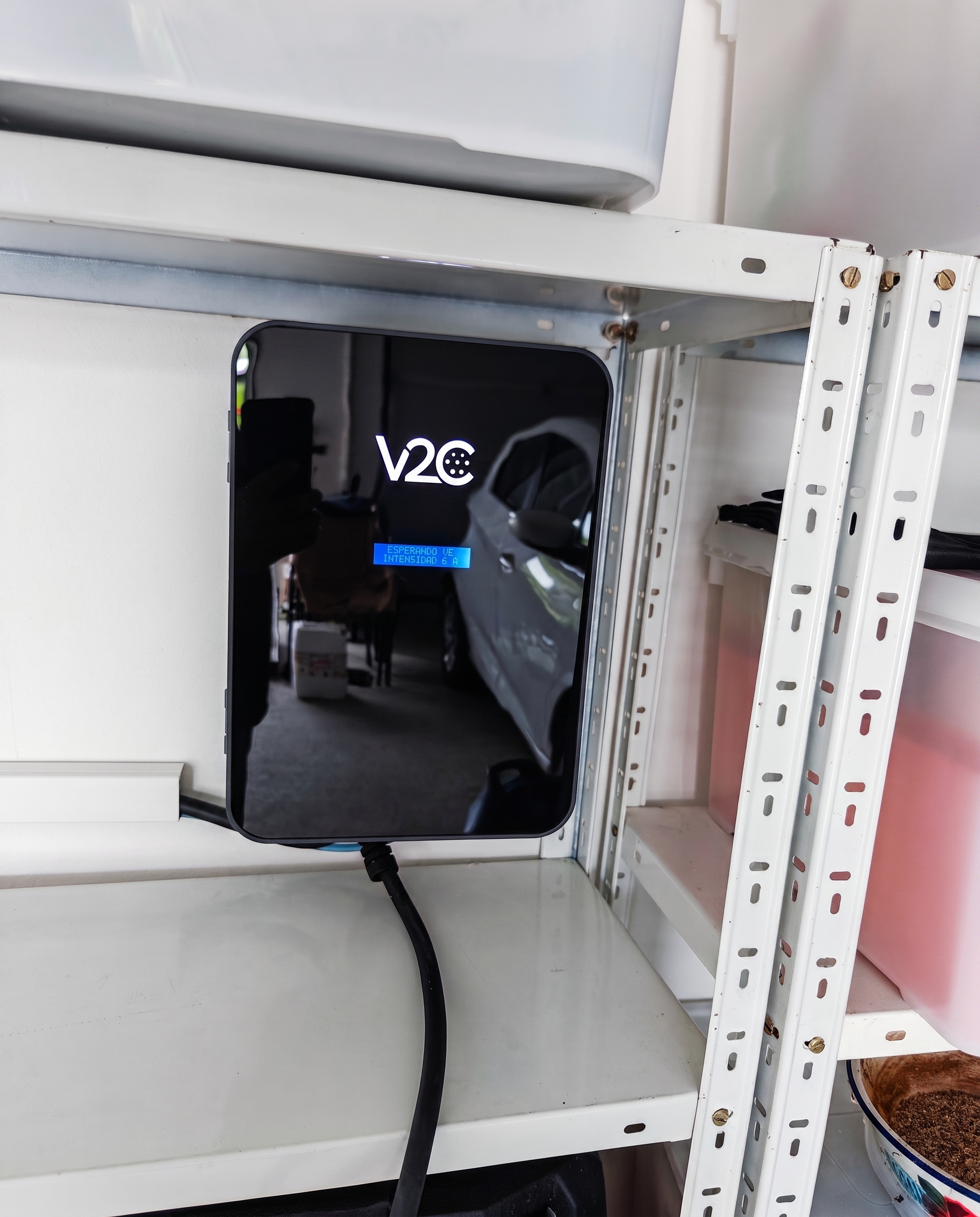 Borne V2C noire fixée au mur par Khematec Solutions : installation de borne de recharge à Montrabé.