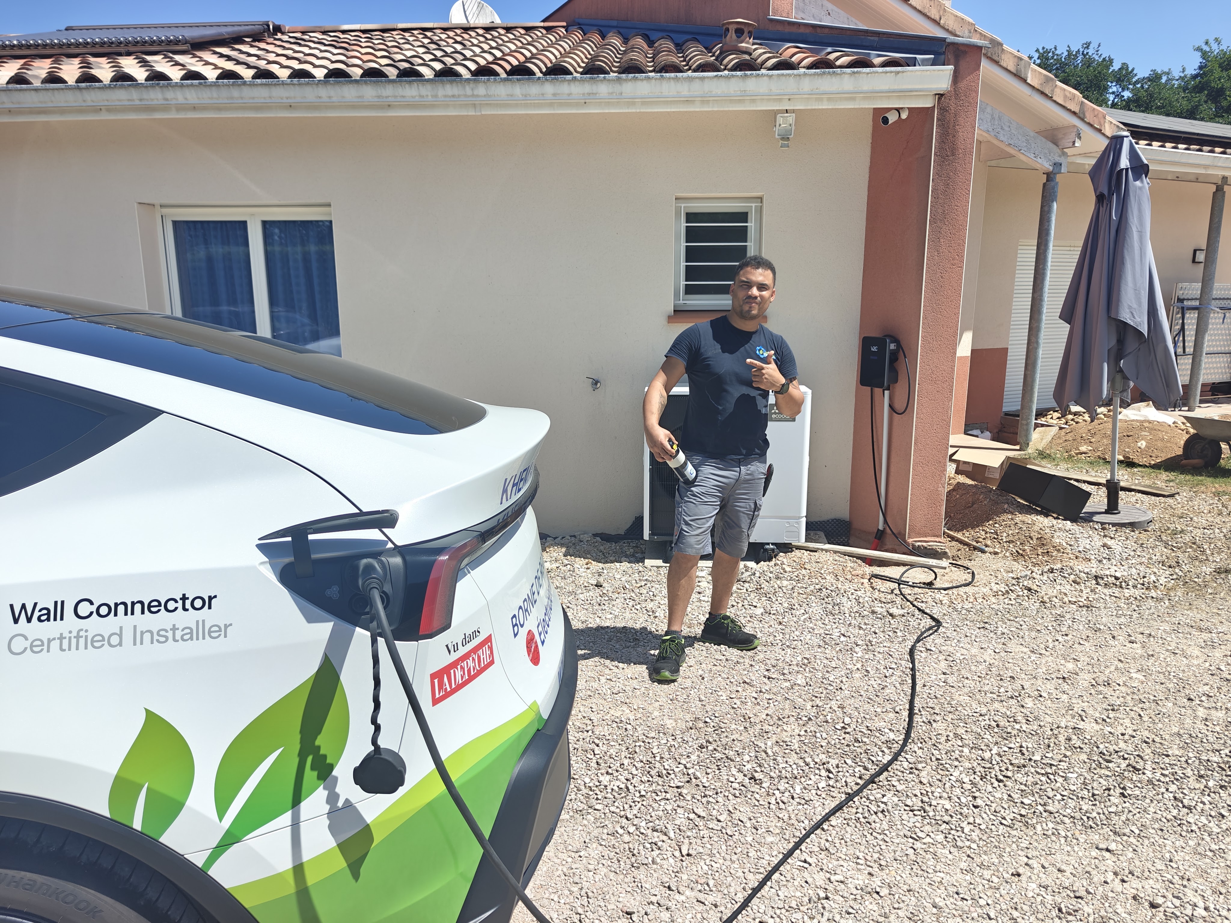 Installation de borne de recharge à Sainte-Foy-de-Peyrolières d'une borne V2C murale par Khematec Solutions.