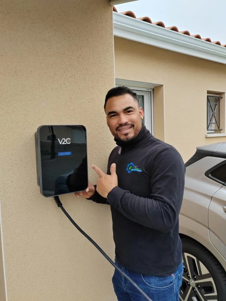 Artisan Khematec Solutions présentant une installation de borne de recharge à Quint-Fonsegrives d'une borne V2C.