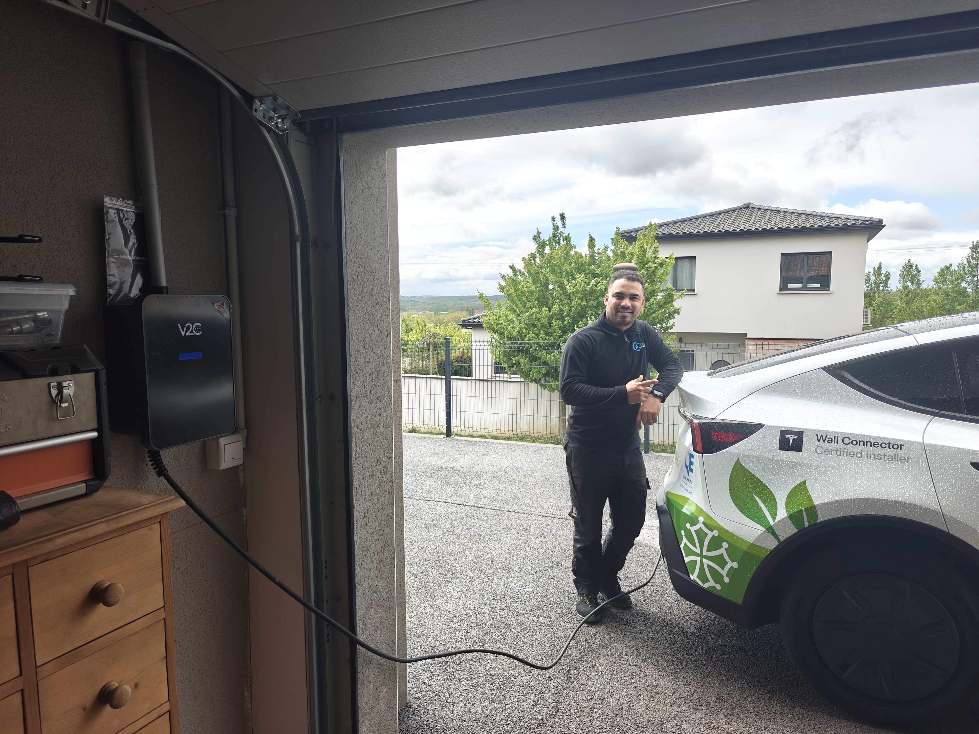 Borne V2C posée lors d'une installation de borne de recharge à Ondes par Khematec Solutions dans un garage.