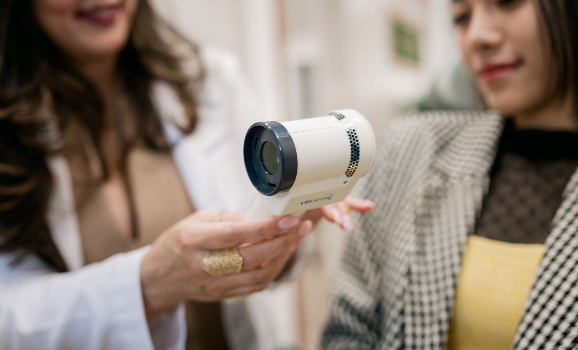 Dr. Daftarian using the Vel Scope Vx