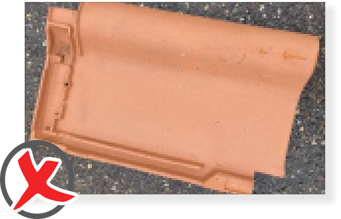 Zerbrochene Dachziegel aus Ton, Nahaufnahme.