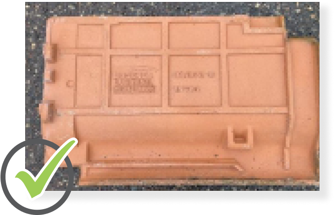 Unbeschädigte Dachziegel aus Ton, Nahaufnahme