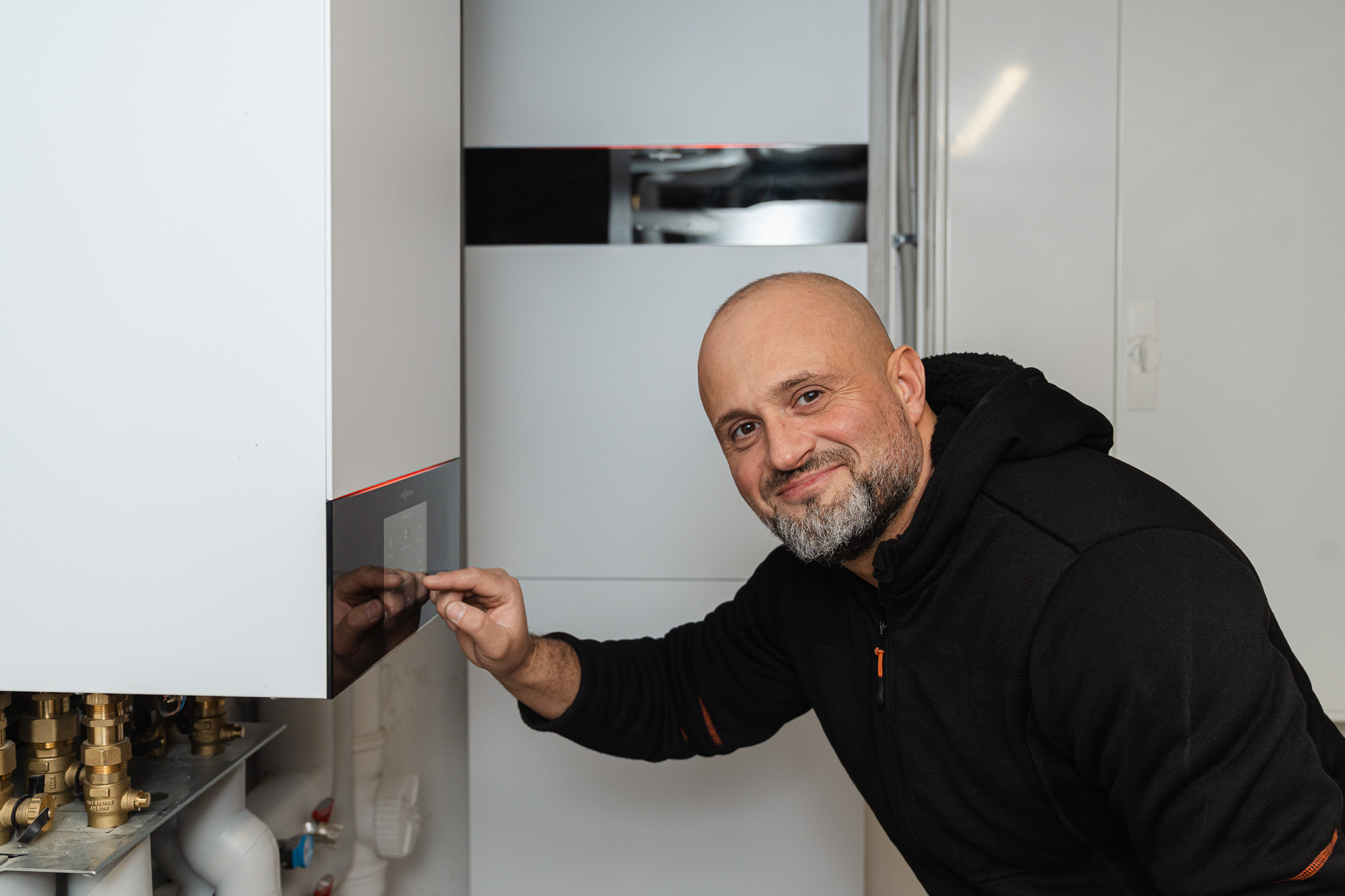 Mitarbeiter von Drieselmann, der eine Wärmepumpe bedient 