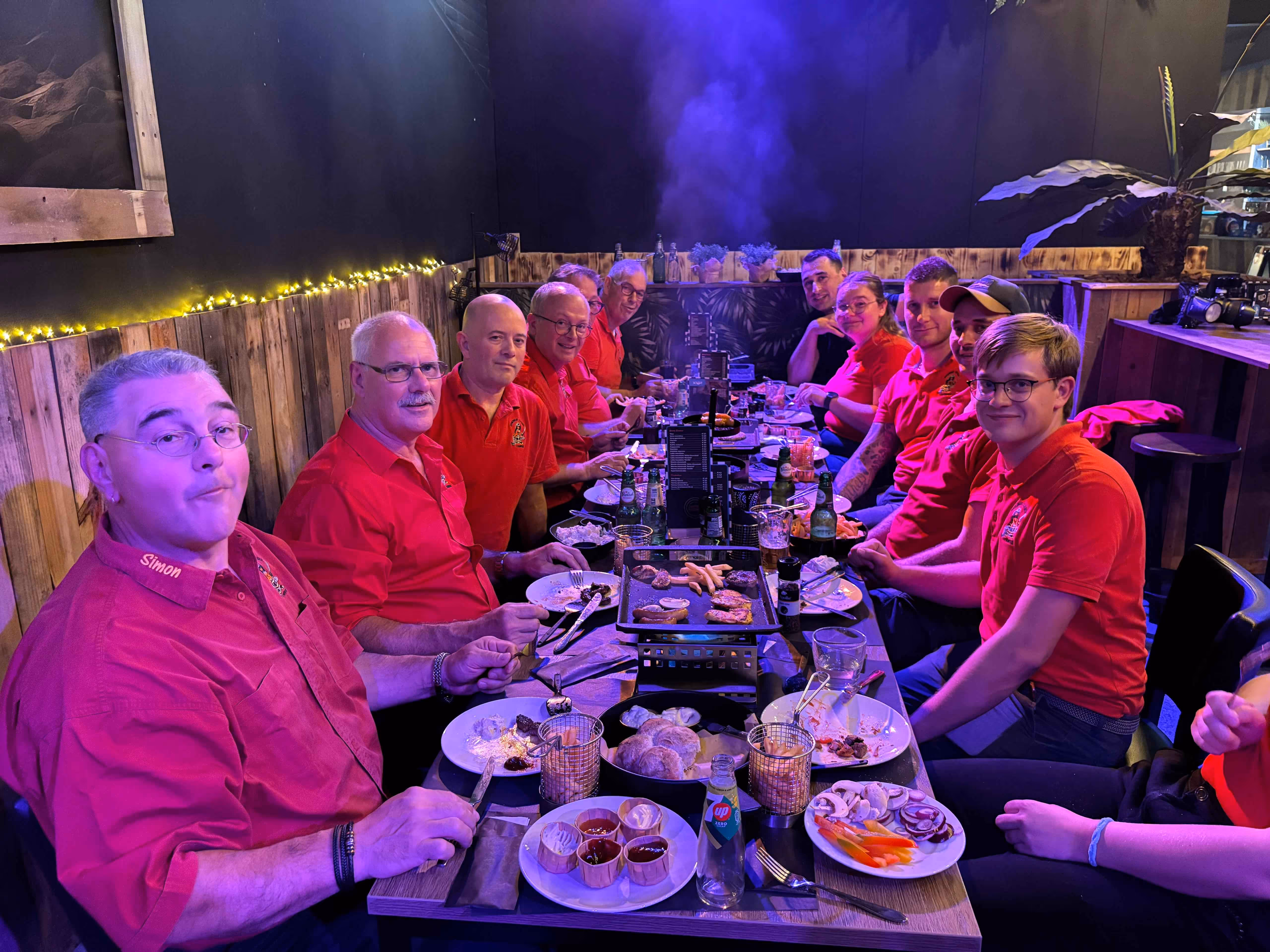 Gezellig tafelgrillen met vlees, bijgerechten, friet en breekbrood bij DOCK Vlissingen.
