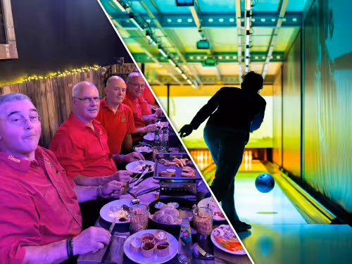 Vier mannen in rode shirts genieten samen van een maaltijd aan een lange tafel en bowlen in een sfeervolle bowlingbaan.
