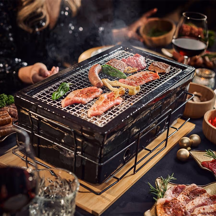 Gezellig tafelen met tafel BBQ, vlees en bijgerechten bij DOCK Vlissingen.